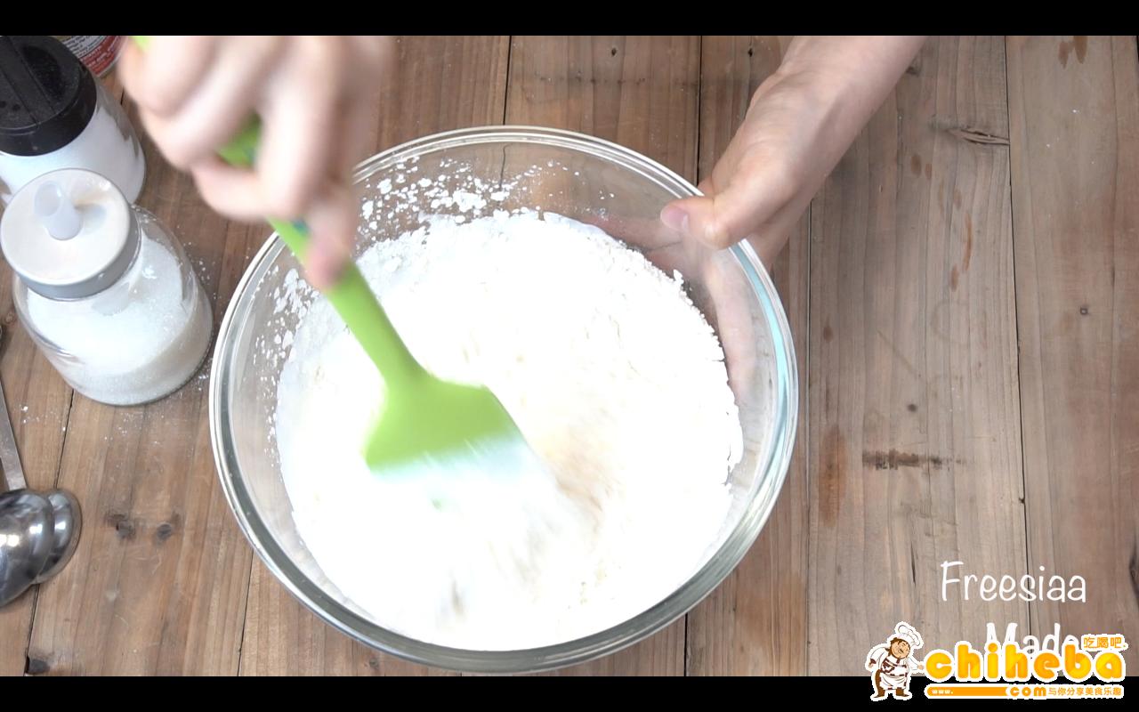 【视频】3分钟 奶油司康Scone(可能是世界上最快手的司康) 消耗淡奶油～的做法 步骤4